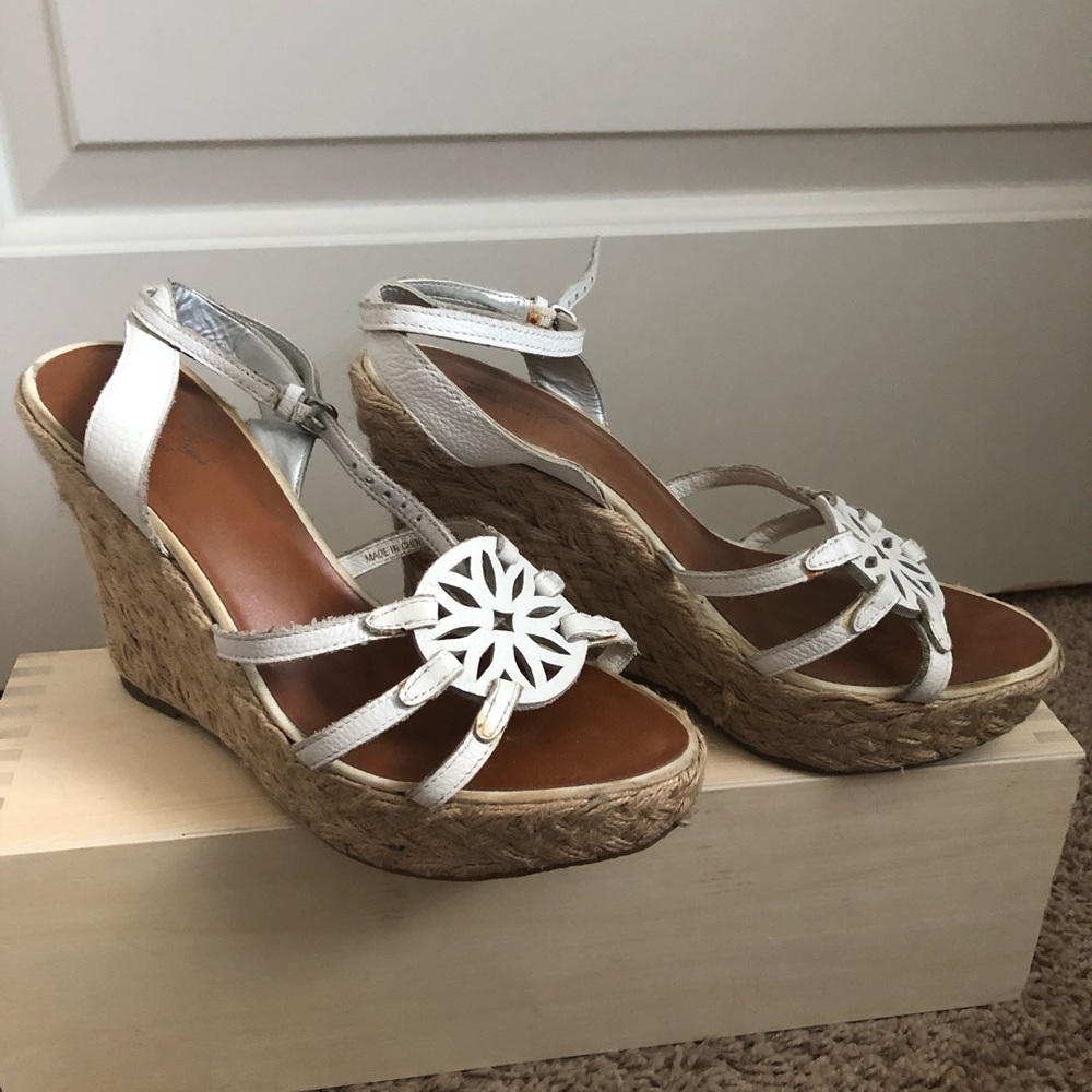 Woven wedges with white top